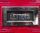 Kırmızı kapıda posta kutusu
